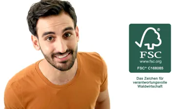 Victor Jibrin, Projektmanager im Nachhaltigkeitsteam bei Bosch Power Tools, in der Nahaufnahme neben dem FSC®-Label.