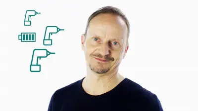 Portrait von Dietrich Kuhlgatz, Leiter der Historischen Kommunikation bei Bosch auf weißem Hintergrund mit Bohrschrauber- und Batterie-Icons neben sich.